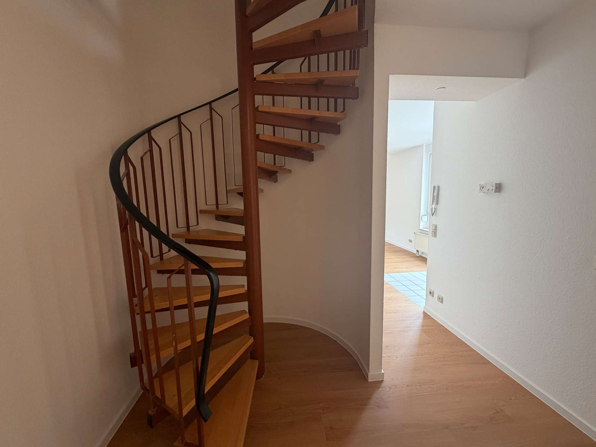 Wendeltreppe im Eingangsbereich, Maisonette in Saarbrücken